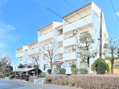 【外観】 | グリーンヒル鴨志田東 | ◆爽やかな青空の下に贅沢なほどに降り注ぐ陽光、豊かな居住性と、クオリティが見事に調和した住空間は、住まうことの喜びを感じさせてくれます。ゆとりある広い敷地で開放的なお住まいです。
