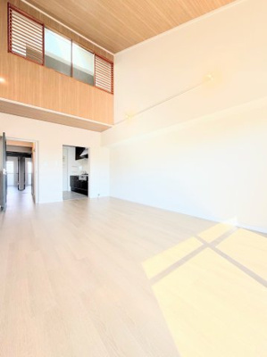 【居間・リビング】 | グリーンヒル鴨志田東 | ◆柔らかな色合いのフローリングと清潔感のあふれる白のクロスが明るい空間を創り出しているリビングダイニング。家族の集まる憩いの場にふさわしいです。