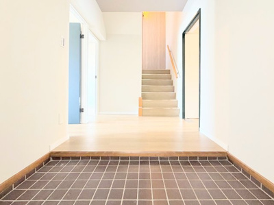 【玄関】 | グリーンヒル鴨志田東 | ◆光の渦が溢れた明るい玄関ホール。「おかえり」と「ただいま」が交差するお家の顔とも言える場所は爽やかで心地良い空間となっています。すっきり片付いた玄関で来客時にも自信が持てそう。