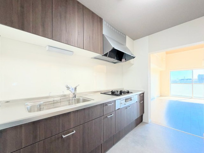 【キッチン】 | グリーンヒル鴨志田東 | ◆キッチンからダイニングやリビングが見渡せるキッチン。料理をしながら家族とコミュニケーションをとれるだけでなく、大きな開放感も得られることができます。