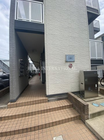 小池のエントランス