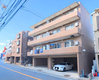 【外観】 | コーポ鴨居 | ◆爽やかな青空の下に贅沢なほどに降り注ぐ陽光、豊かな居住性と、クオリティが見事に調和した住空間は、住まうことの喜びを感じさせてくれます。