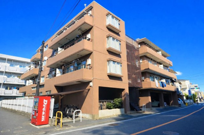 【外観】 | コーポ鴨居 | ◆堂々たる趣ながら、主張し過ぎずどこか余裕を感じさせるシャープなフォルムで佇む邸宅は、晴天の空と照らし合わせる事で、本来あるべき完成形の姿を見せてくれます。