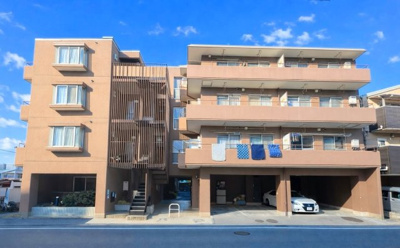 【外観】 | コーポ鴨居 | ◆堂々たる趣ながら、主張し過ぎずどこか余裕を感じさせるシャープなフォルムで佇む邸宅は、晴天の空と照らし合わせる事で、本来あるべき完成形の姿を見せてくれます。

