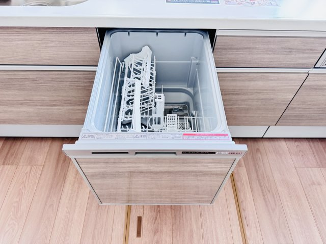 松戸市緑ヶ丘２丁目新築戸建【緑ヶ丘小学校：3分】のキッチン|家事の手間をグッと省けるビルトイン食洗器