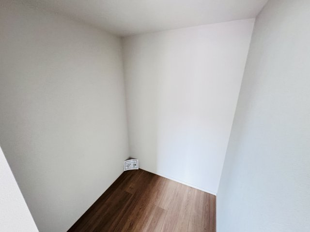 松戸市緑ヶ丘２丁目新築戸建【緑ヶ丘小学校：3分】の収納|9.1帖寝室・ウォークインクローゼット