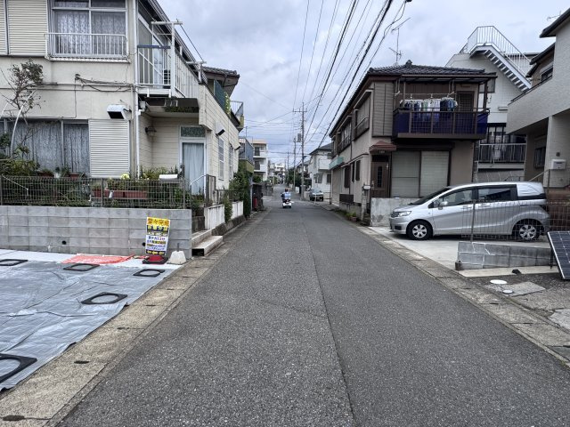 松戸市緑ヶ丘２丁目新築戸建【緑ヶ丘小学校：3分】の前面道路含む現地写真|東側前面道路
