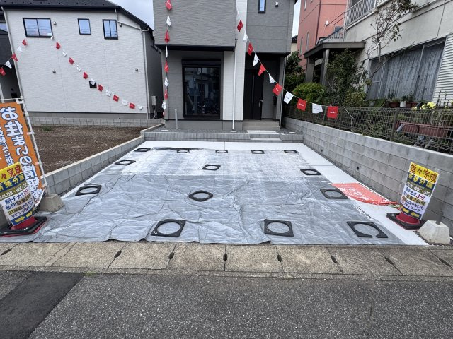 松戸市緑ヶ丘２丁目新築戸建【緑ヶ丘小学校：3分】の駐車場|1号棟駐車スペース・並列2台駐車可