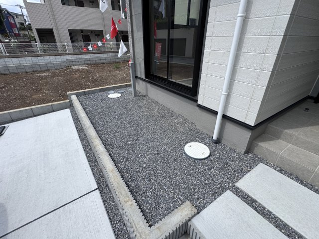 松戸市緑ヶ丘２丁目新築戸建【緑ヶ丘小学校：3分】の庭|リビング前庭スペース