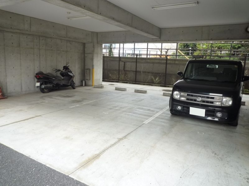 アネシス　横浜の駐車場