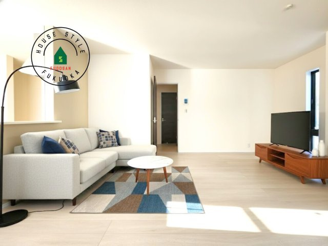 福岡市南区長住5丁目第2-3棟（1号棟）の居間・リビング|明るく開放的なリビングダイニングは豊かな陽光が注ぎ込み、やすらぎの空間を演出してくれます。ご家族で楽しいひとときをお過ごし下さい。※家具はCGを合成したものです。