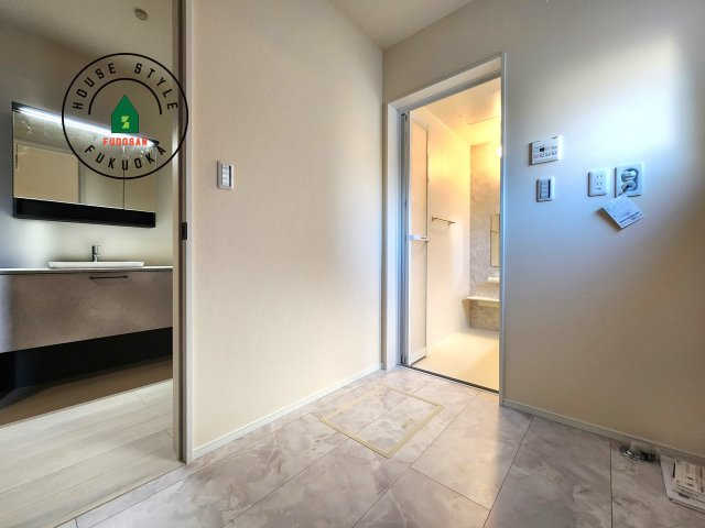 福岡市南区長住5丁目第2-3棟（3号棟）の脱衣所|ゆとりの洗面スペースで朝の身支度もスムーズに。暮らしを快適に変えるシャワー付洗面台です！