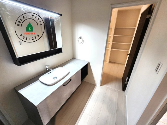 福岡市南区長住5丁目第2-3棟（3号棟）の独立洗面台|毎日使うものだから清潔な空間を保ちたい水回り。洗面にはそんな願いを解消させてくれる収納アイデアが満載です。三面鏡の裏側にはキャビネットが現れ小物から背の高い物まで収納できます。