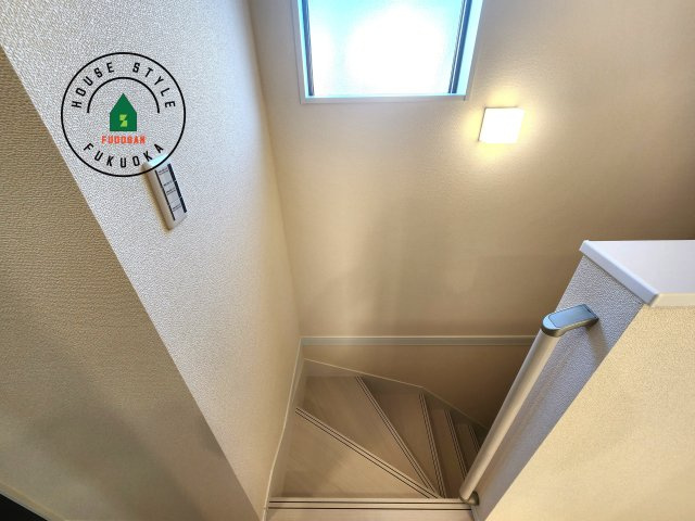 福岡市南区長住5丁目第2-3棟（3号棟）の内装|＜手すり付階段＞手すりがないと階段の昇り降りで危険なことはもちろん、壁に手をつきながら歩くことで壁紙が汚れやすくなります。すべての方に快適に昇り降りしていただくため、手すりを設置しました。