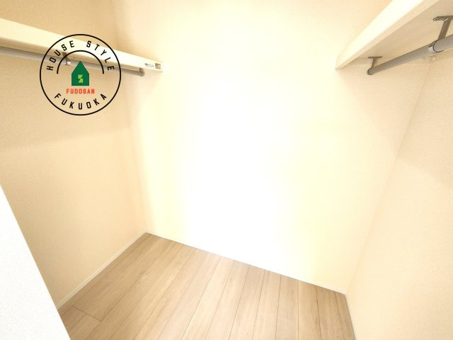 福岡市南区長住5丁目第2-3棟（3号棟）の収納|洋服や大きな荷物が多い方や人数の多いご家族などは、一般的なクローゼットよりもウォークインクローゼットのほうが使い勝手が良いです。