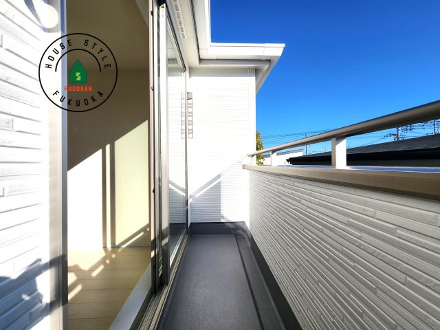 福岡市南区長住5丁目第2-3棟（3号棟）のバルコニー|風をしっかりと感じられるバルコニーでは、毎日が洗濯日和です。広々としているので洗濯も楽しくなるでしょうし、気分転換にバルコニーからの眺めを楽しむのもいいでしょう。