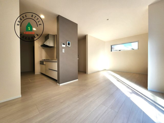 福岡市南区長住5丁目第2-3棟（3号棟）の居間・リビング|キッチンからリビングをしっかり確認できます。家族の笑顔があふれる空間になりそうですね。