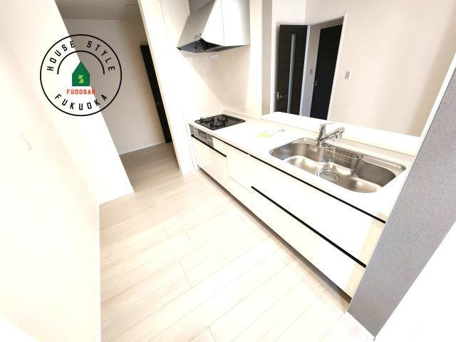 福岡市南区長住5丁目第2-3棟（3号棟）のキッチン|ダイニングテーブルへの配膳がラクラク、お料理はかどるカウンター付きシステムキッチン！