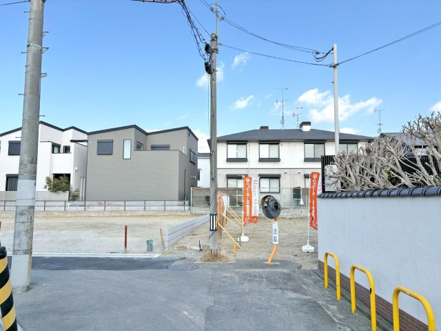 箕面市桜井1丁目建築条件無売土地の周辺|前面道路（南側4.0ｍ）含む現地外観写真です。
