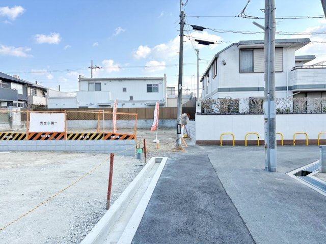 箕面市桜井1丁目建築条件無売土地の前面道路含む現地写真|前面道路（南側4.0ｍ）含む現地外観写真です。