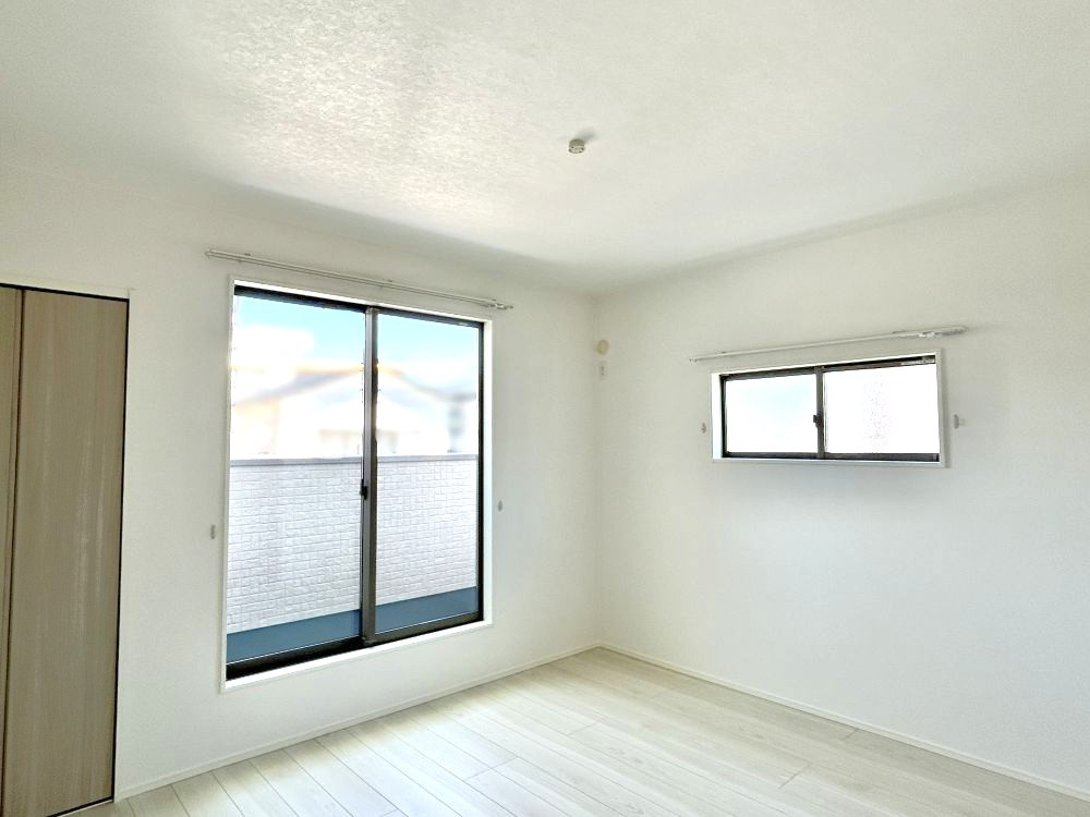 高知市六泉寺町建売①の洋室|バルコニーに面した、開放感のある主寝室※写真は施工事例です。実際とは異なります。