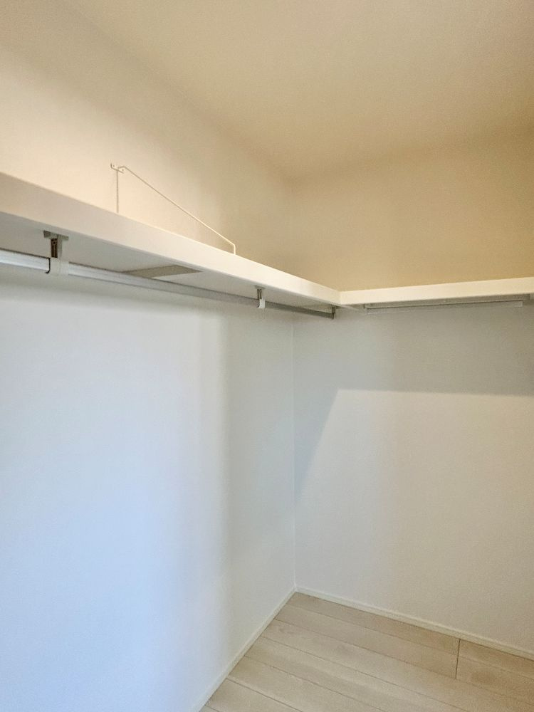 高知市六泉寺町建売①の収納|ハンガーパイプ付きで、洋服を掛けて収納可能※写真は施工事例です。実際とは異なります。