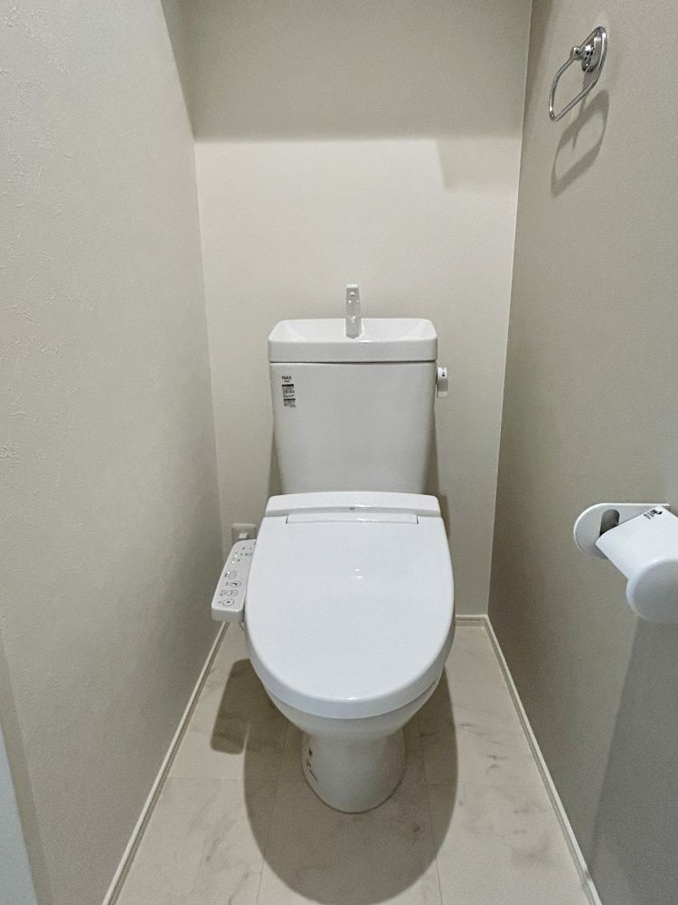 高知市六泉寺町建売①のトイレ|温水洗浄便座付きの、清潔感あるトイレ空間※写真は施工事例です。実際とは異なります。