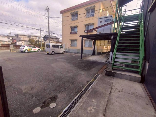 鴨田町末広　倉庫の駐車場