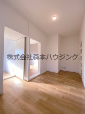 【居間・リビング】 | 　ウエストプラザ | 明るい居間です