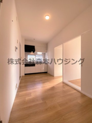 【居間・リビング】 | 　ウエストプラザ | こちらの居間で趣味の時間をお楽しみください
