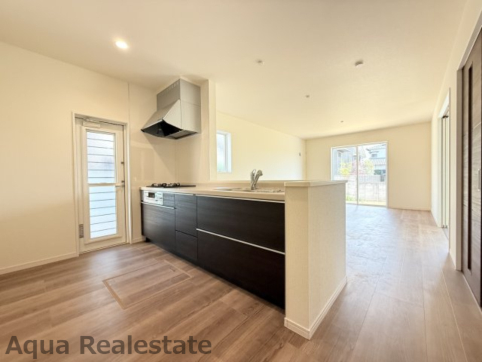 リーブルガーデン高松市高松町第七のキッチン|デザインが映えるカッコいいキッチン。洗練された空間が料理の魔法を演出し、毎日が特別なひとときへと変わります。ここで繰り広げられるクリエイティブな料理体験は、まさに感動の連続。