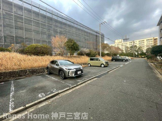 鈴蘭台第3団地6号棟の駐車場