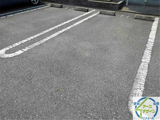 ヴェルドュールB棟の駐車場