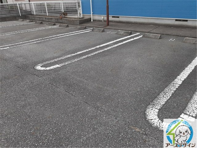 ヴェルドュールB棟の駐車場