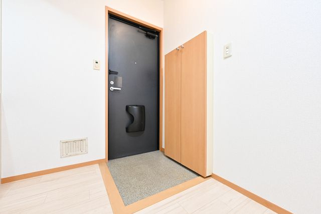 マ・モール弘明寺１の玄関