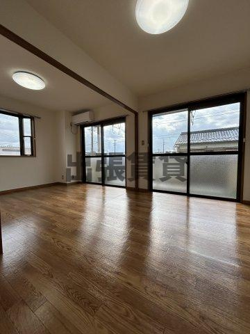 仲介手数料0円！！リンピア魚住の居間・リビング