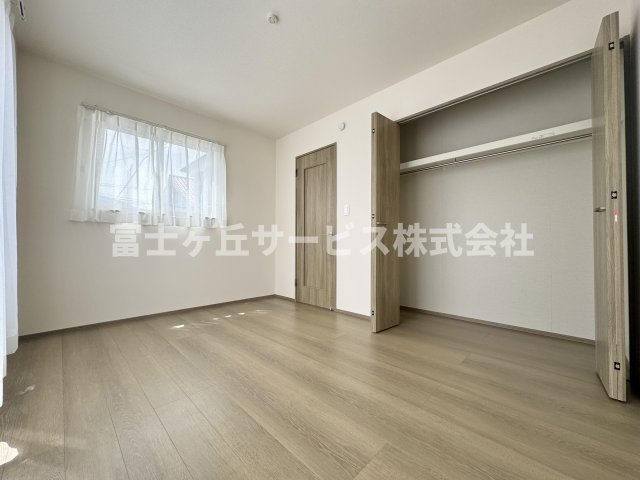 【洋室】 | 静岡市葵区田町6丁目 7期 新築一戸建て A号棟 | 収納もある洋室です