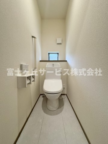 【トイレ】 | 静岡市葵区田町6丁目 7期 新築一戸建て A号棟 | 1Fトイレです
2Fにも同タイプのトイレがあります