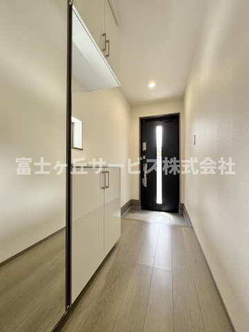【玄関】 | 静岡市葵区田町6丁目 7期 新築一戸建て A号棟 | 収納もある玄関です