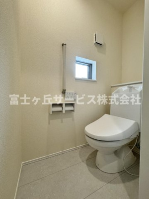 【トイレ】 | 静岡市葵区田町6丁目 7期 新築一戸建て C号棟 | 1Fトイレです
2Fにも同タイプのトイレがあります