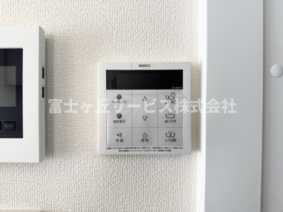 【発電・温水設備】 | 静岡市葵区田町6丁目 7期 新築一戸建て C号棟 | リビングからも操作ができて便利です