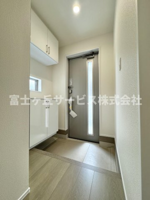 【玄関】 | 静岡市葵区田町6丁目 7期 新築一戸建て C号棟 | 収納もある玄関です