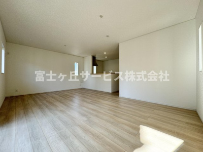 【居間・リビング】 | 静岡市葵区古庄5丁目 4期 新築一戸建て 1号棟 | リビングダイニングです