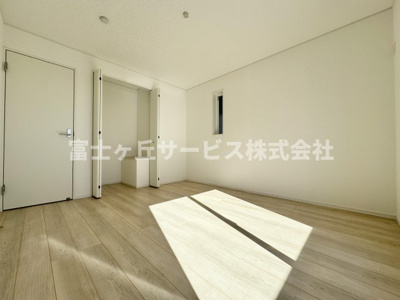 【洋室】 | 静岡市葵区古庄5丁目 4期 新築一戸建て 1号棟 | バルコニーに面した洋室です