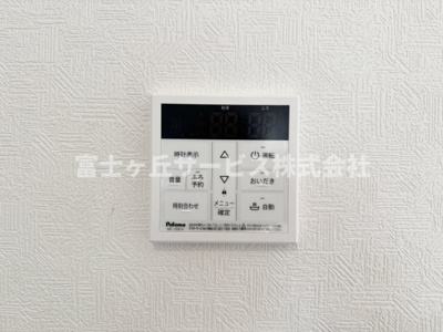 【発電・温水設備】 | 静岡市葵区古庄5丁目 4期 新築一戸建て 1号棟 | リビングからも操作ができて便利です