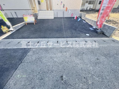 【駐車場】 | 静岡市葵区古庄5丁目 4期 新築一戸建て 1号棟 | 車種により2台駐車可能です