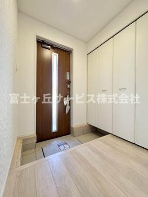 【玄関】 | 静岡市葵区古庄5丁目 4期 新築一戸建て 1号棟 | 収納もある玄関です