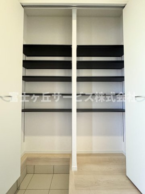 【収納】 | 静岡市葵区古庄5丁目 4期 新築一戸建て 1号棟 | 玄関にあるシューズクロークです