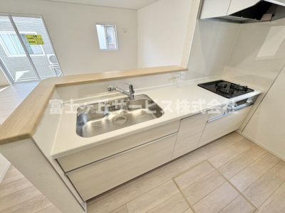 【キッチン】 | 静岡市葵区古庄5丁目 4期 新築一戸建て 1号棟 | 広々としていてお料理がしやすいキッチンです