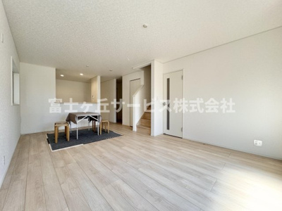 【居間・リビング】 | 静岡市葵区古庄5丁目 4期 新築一戸建て 5号棟 | リビングダイニングです